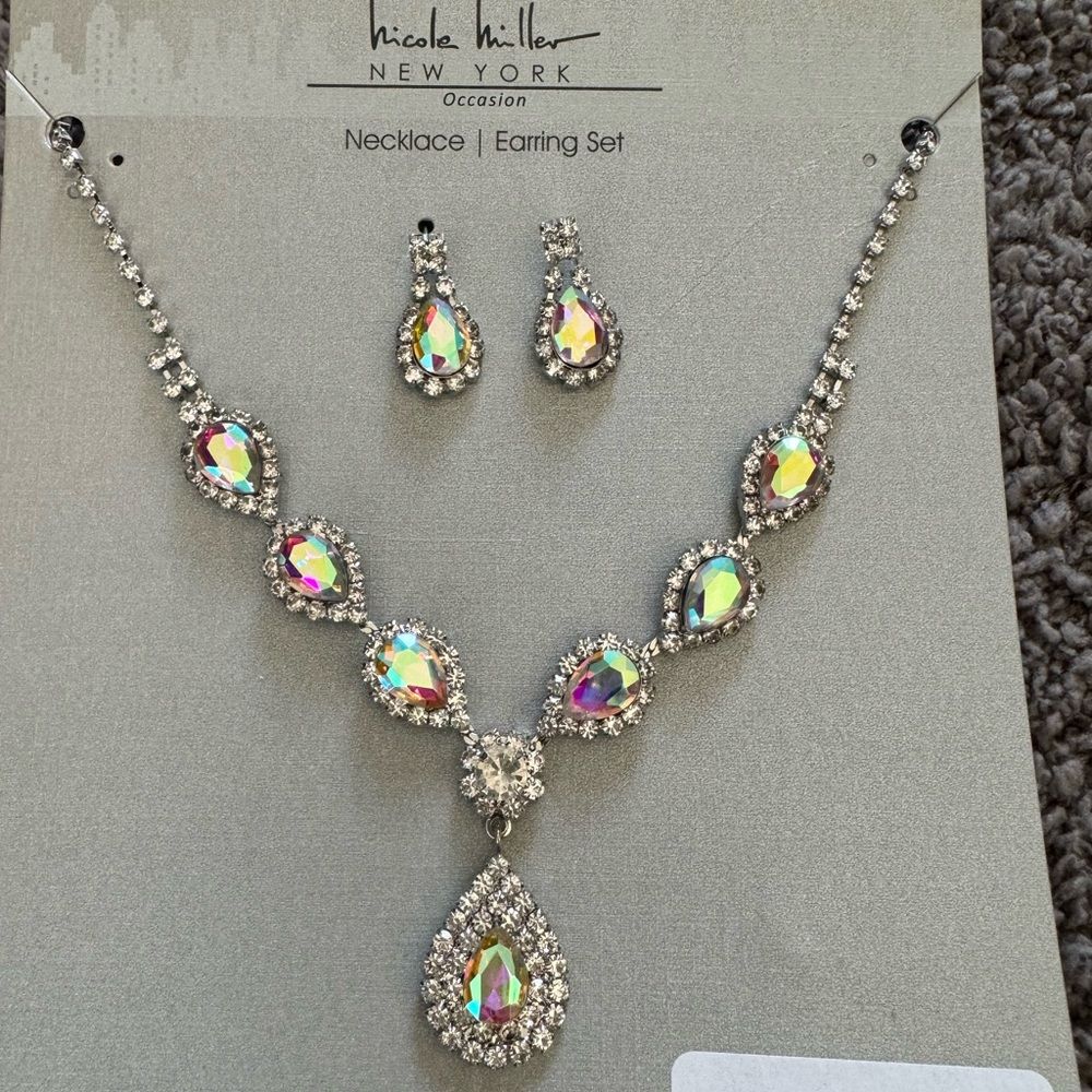 New Iridescent Necklace And Earring Set By Nicole Miller New York Occasion 25$